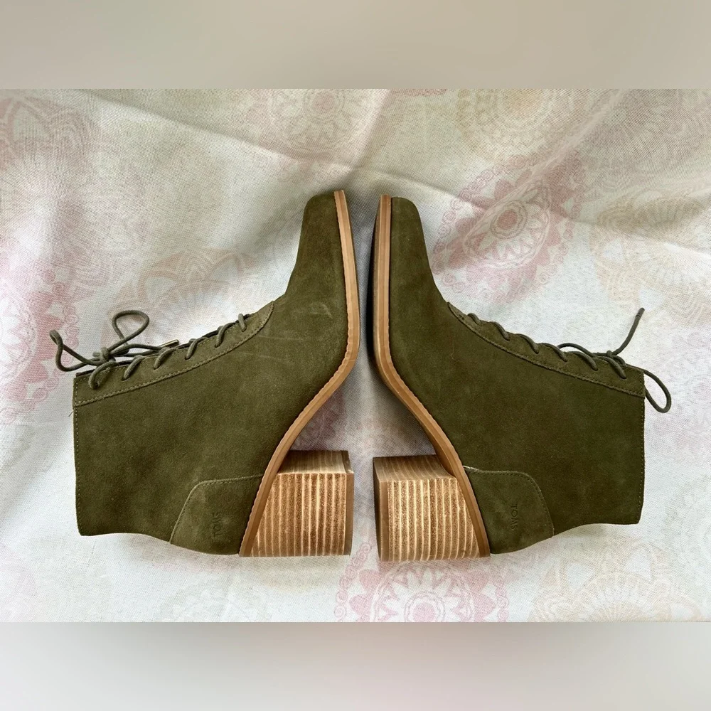 Toms Evelyn Boots Olive Green Size 10 Lace-Up Suede Ankle Boots Stacked Heels